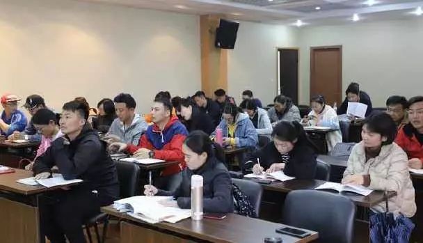 体育老师小张的小说，热血运动与文学魅力的交融