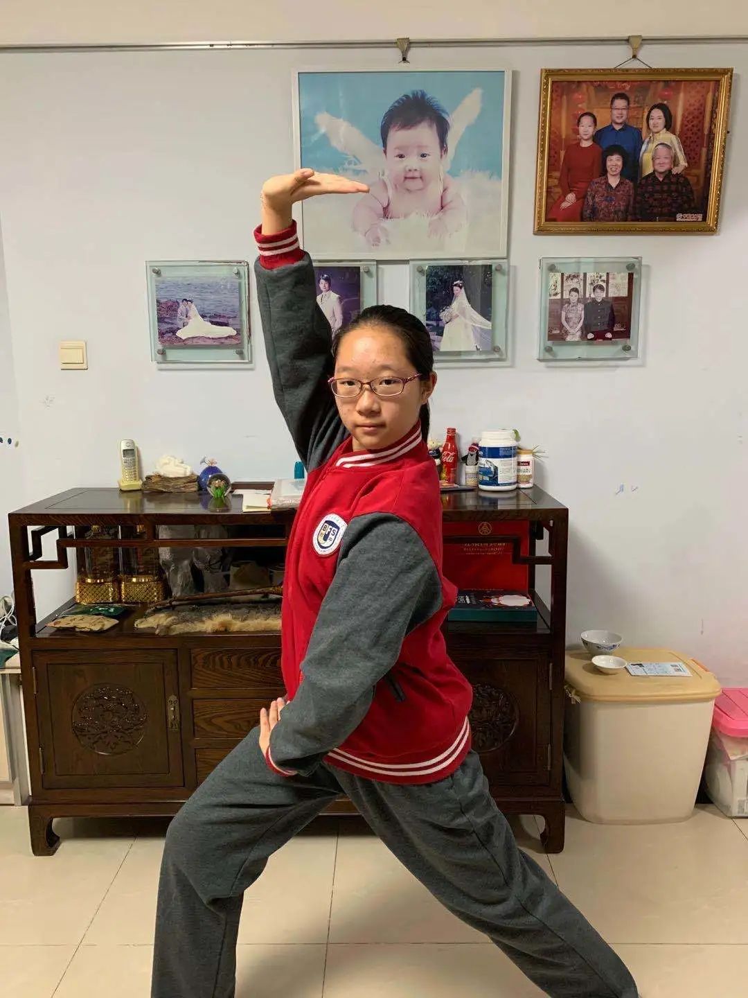 疫情期间体育平板支撑，健康与毅力的力量展现