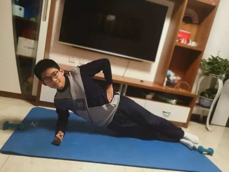 疫情期间体育平板支撑，健康与毅力并行的力量