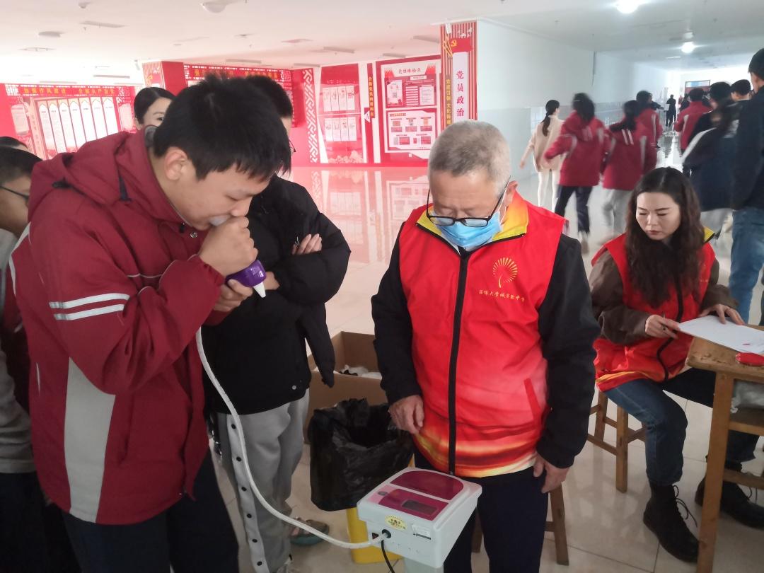 淄博体育老师的无私奉献，免费观看活动背后的故事