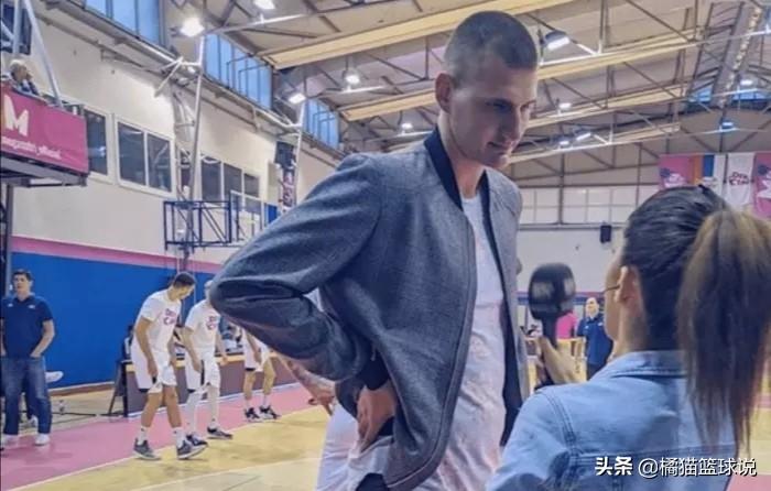 体育生的腹肌遭遇意外踩踏事件