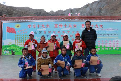 小学体育活动，塑造健康身心，培养团队精神的重要性
