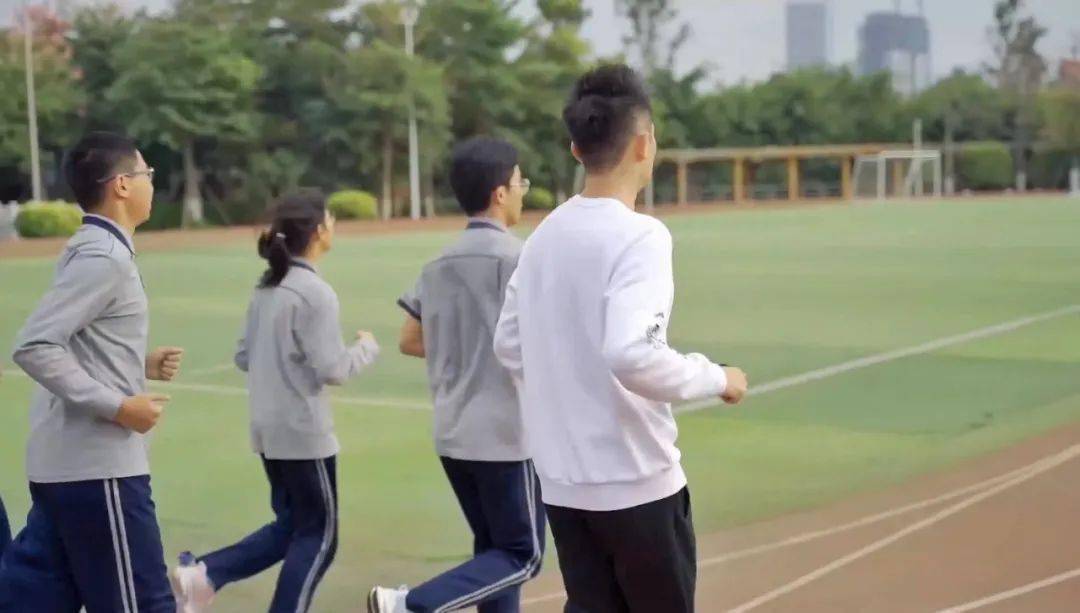 专业角度探讨，体育中考购买跑鞋的作用与影响