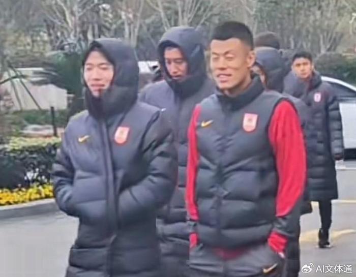 亚泰遭遇连伤两大将，李申圆直接返回更衣室，谭龙被抬离球场——挑战与希望并存