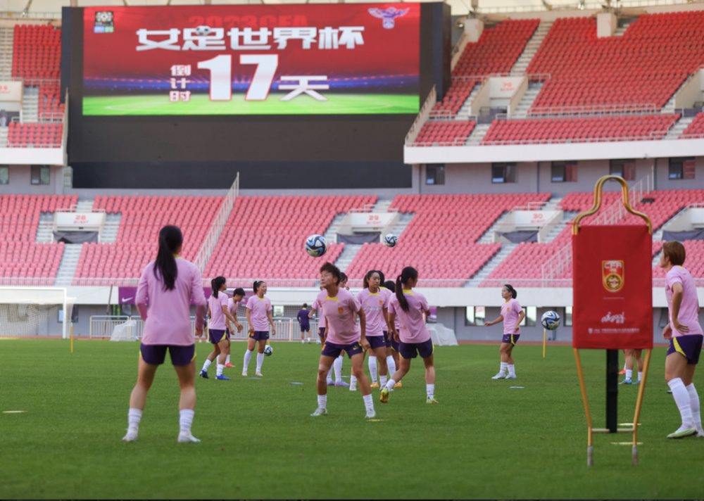 中国女足亮相中甲赛场，重庆铜梁龙与辽宁铁人激烈对决之夜