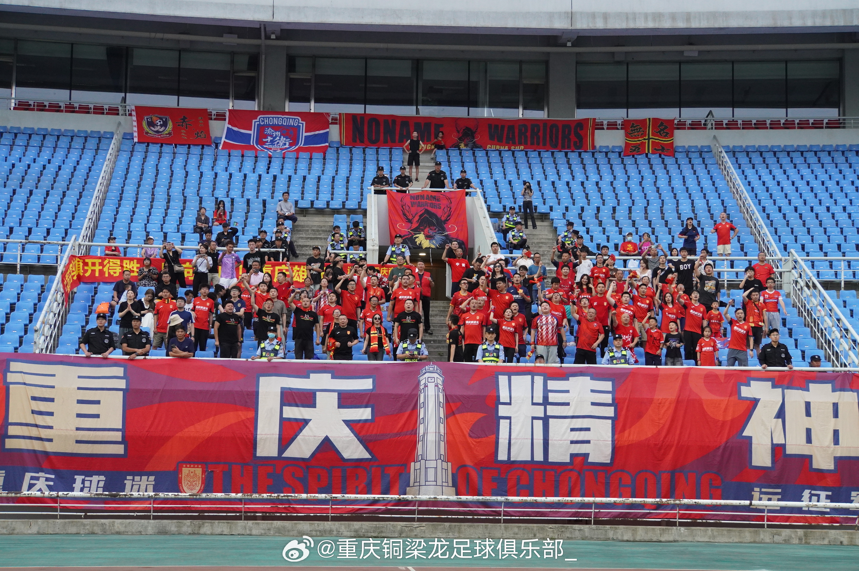 北青体育报道，中国女足亮相中甲赛场，重庆铜梁龙与辽宁铁人的激烈对决
