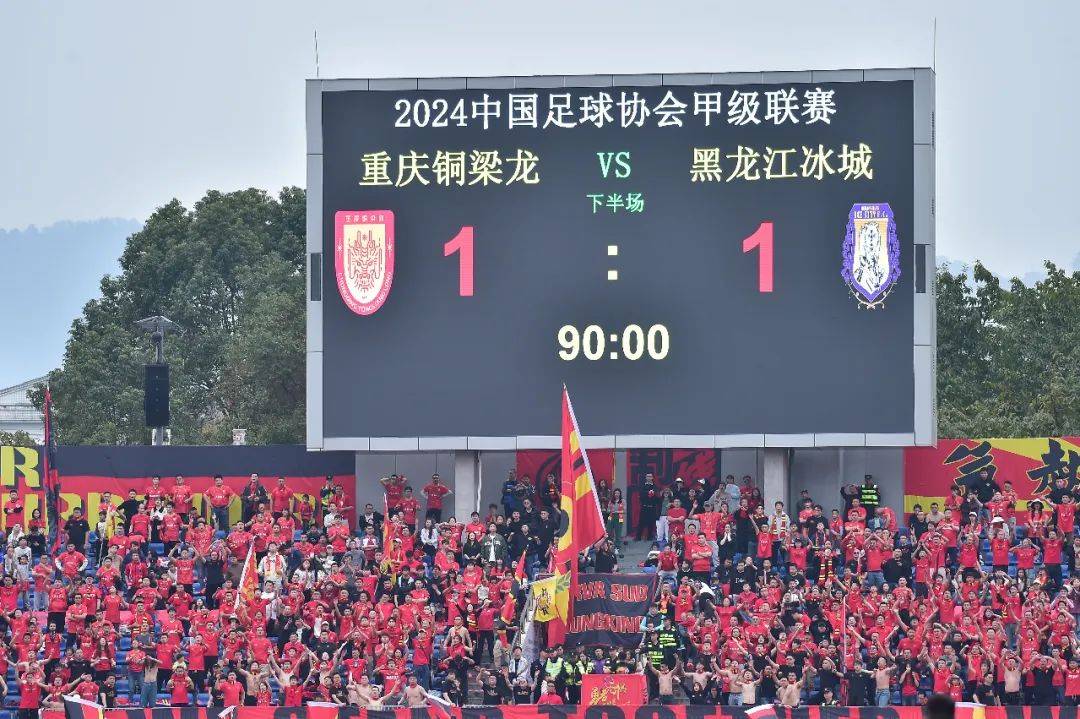 北青体育报道，中国女足亮相中甲赛场，重庆铜梁龙与辽宁铁人的激烈对决