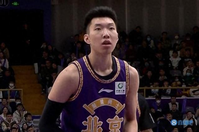廖三宁热血三分压哨命中，惊艳全场瞬间！