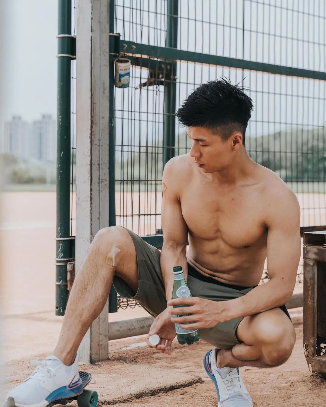 体育生的肌肉魅力，男主的力与美展现