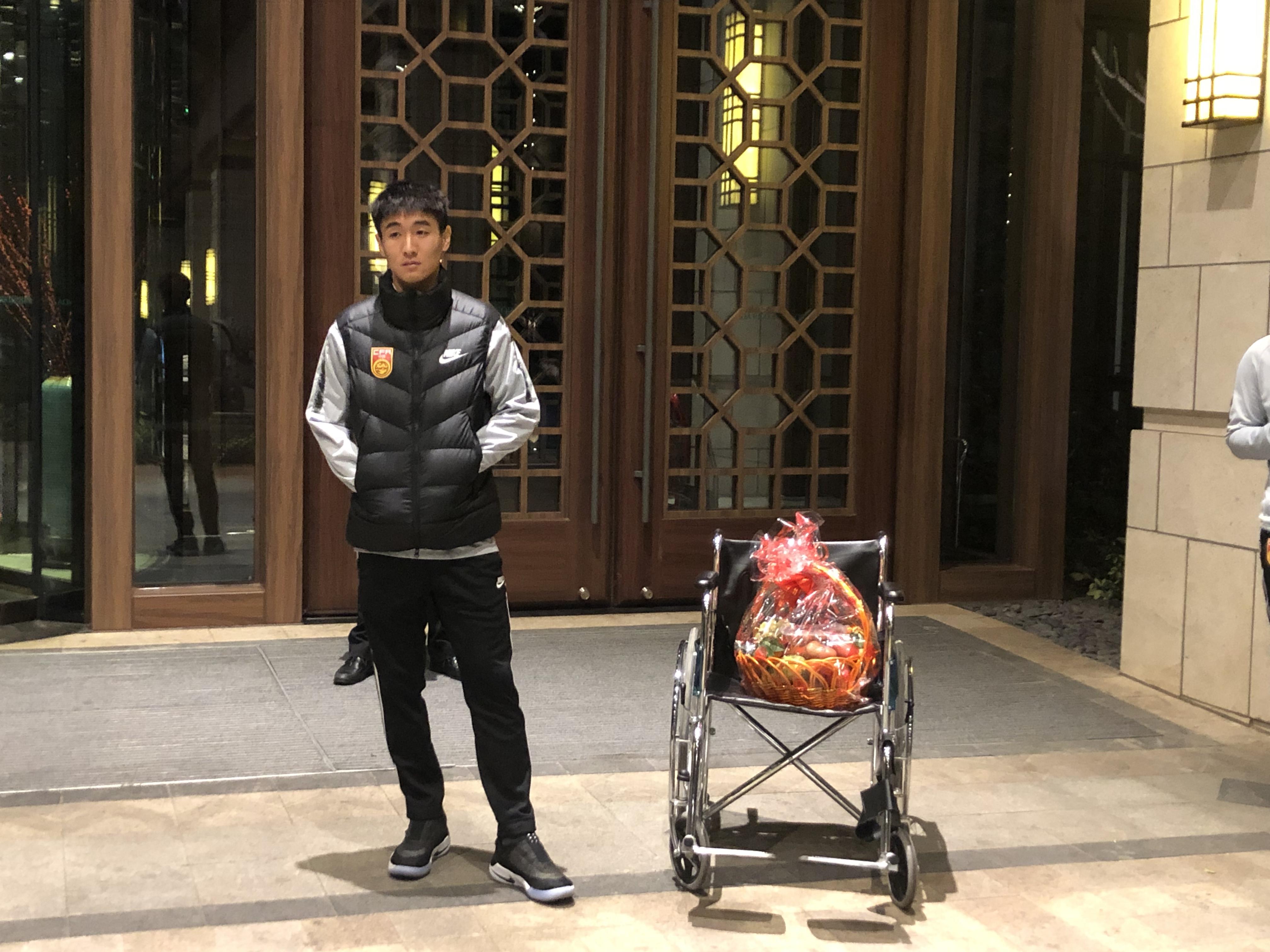 梗太多了！SPEED重庆行遇惊喜，球迷cos韦世豪献上独特果篮
