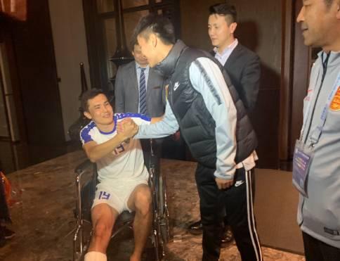 梗太多了！SPEED重庆行遇惊喜，球迷cos韦世豪献上独特果篮