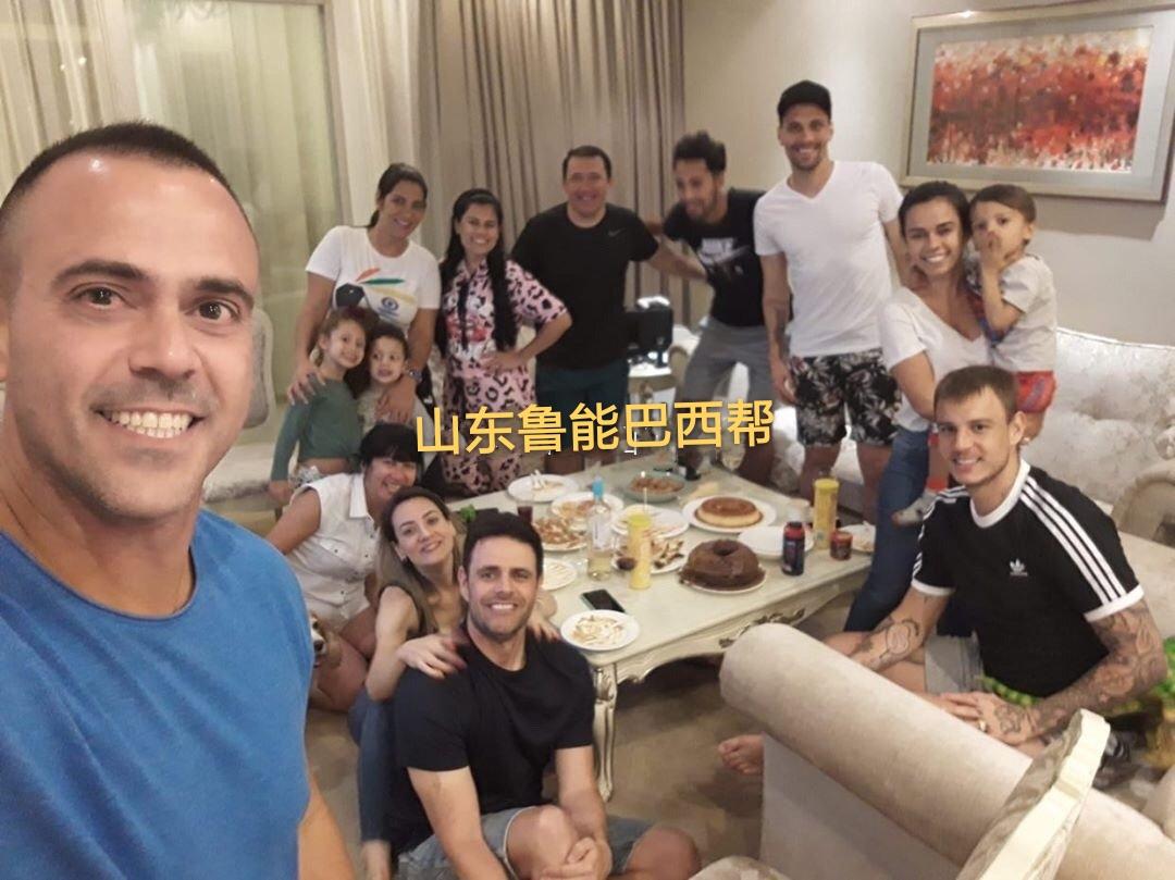 法比奥，进球配合成习惯，凝聚球队团结力量