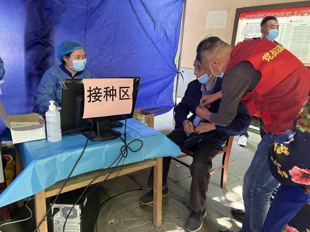 成都西园体育公园接种点，疫苗接种的温馨之地