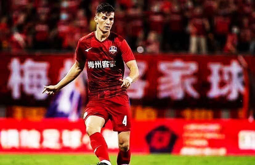 揭秘，怀森中卫攻防一体，成为豪门争抢焦点，短短10秒内展现防线杀器风采！