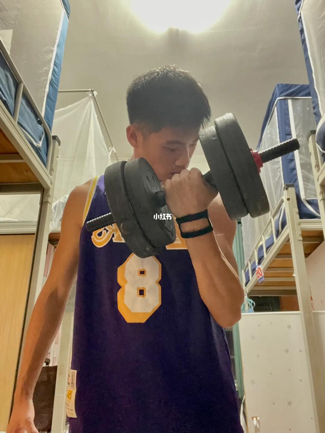 体育生与女友的宿舍之旅，一段别样的校园故事