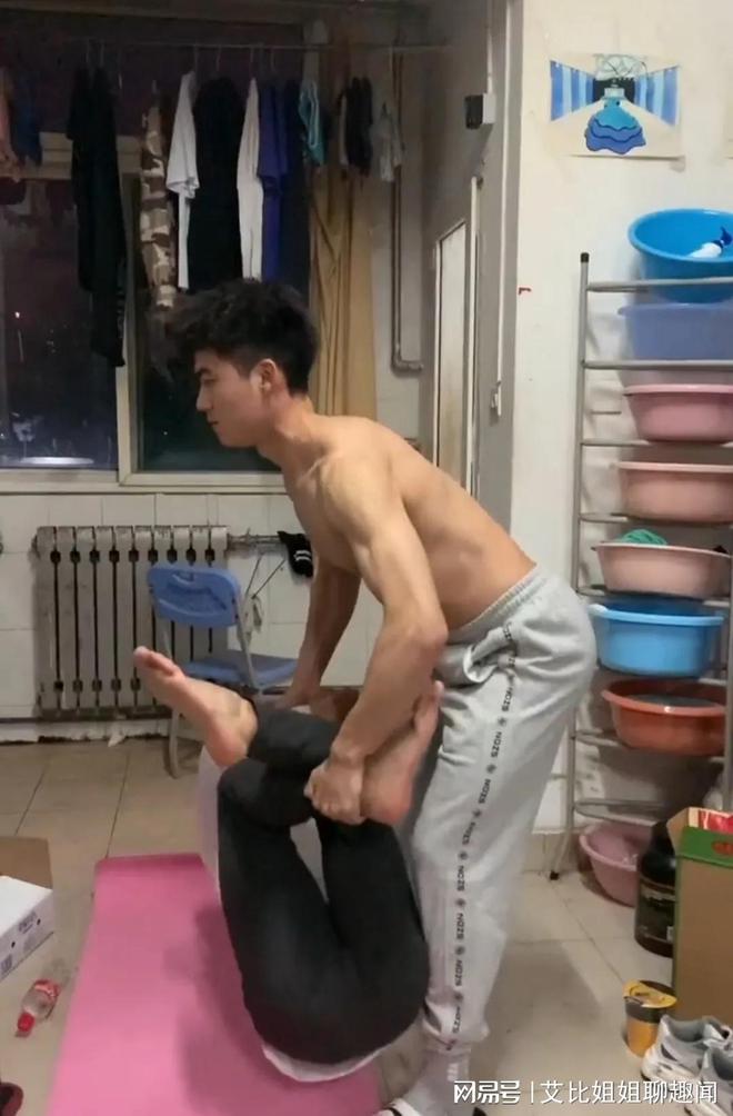 体育生与女友的宿舍之旅，一段别样的校园故事