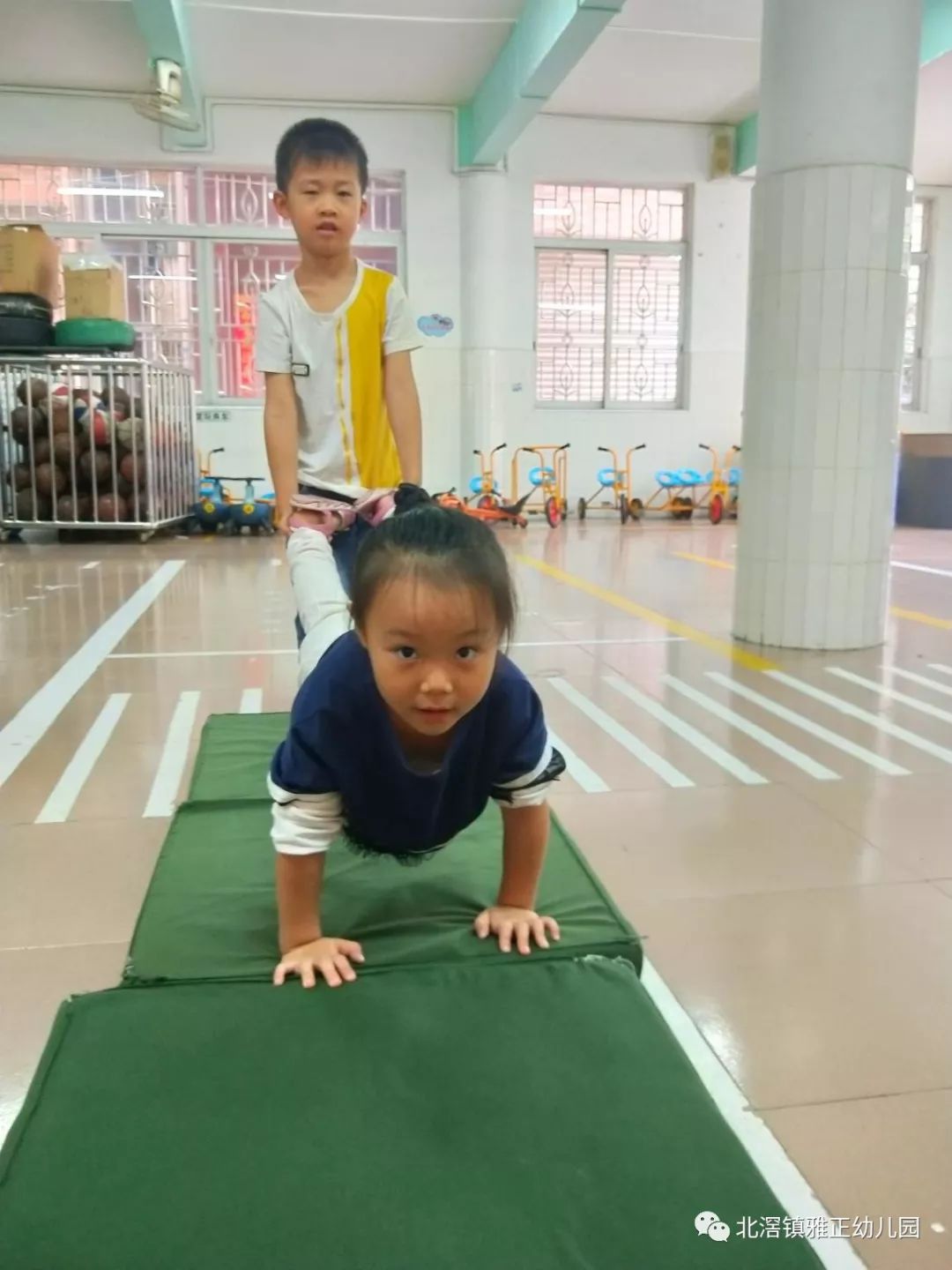 小班体育游戏活动，手推车探险之旅