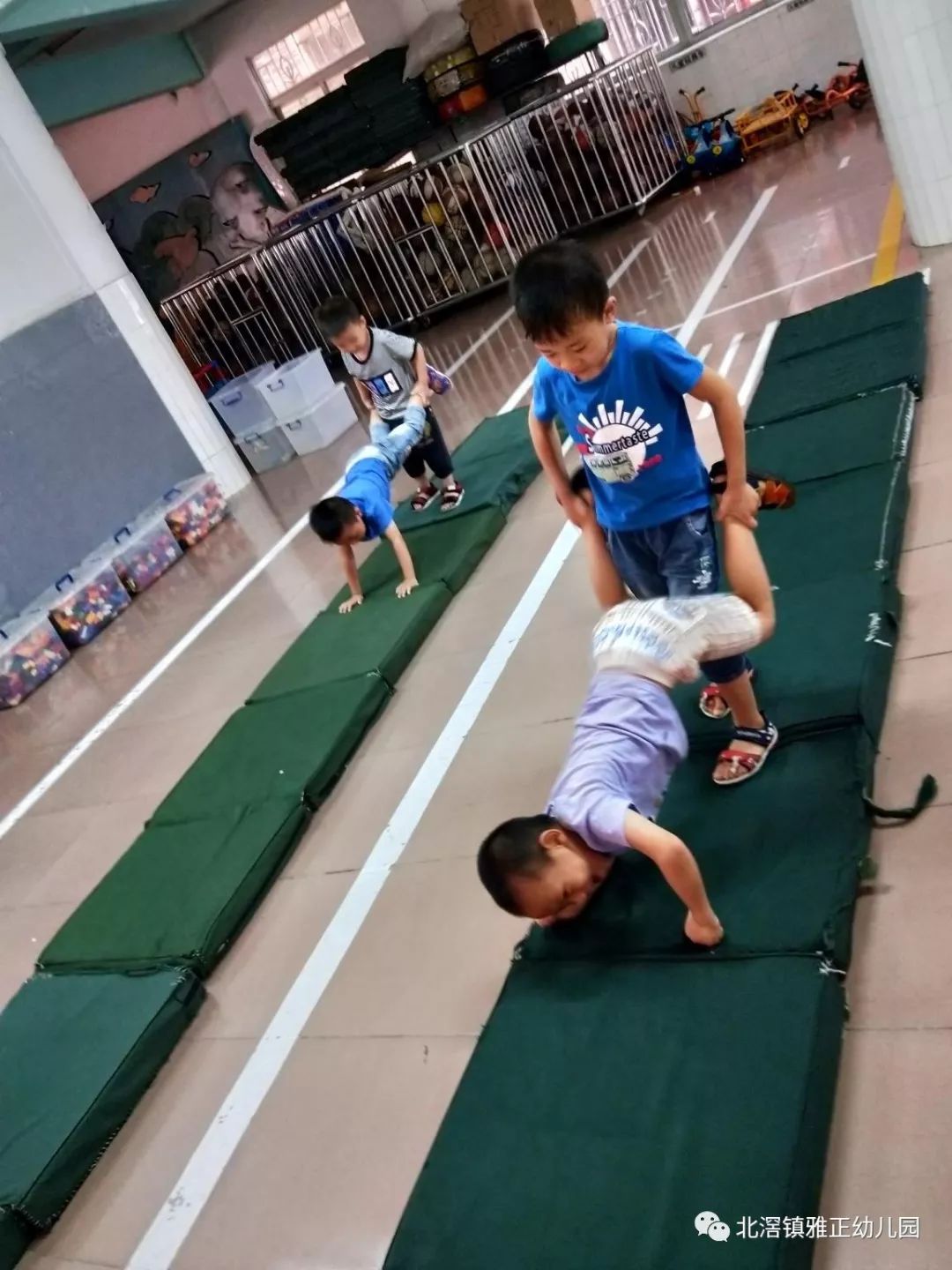 小班体育游戏活动，手推车探险之旅
