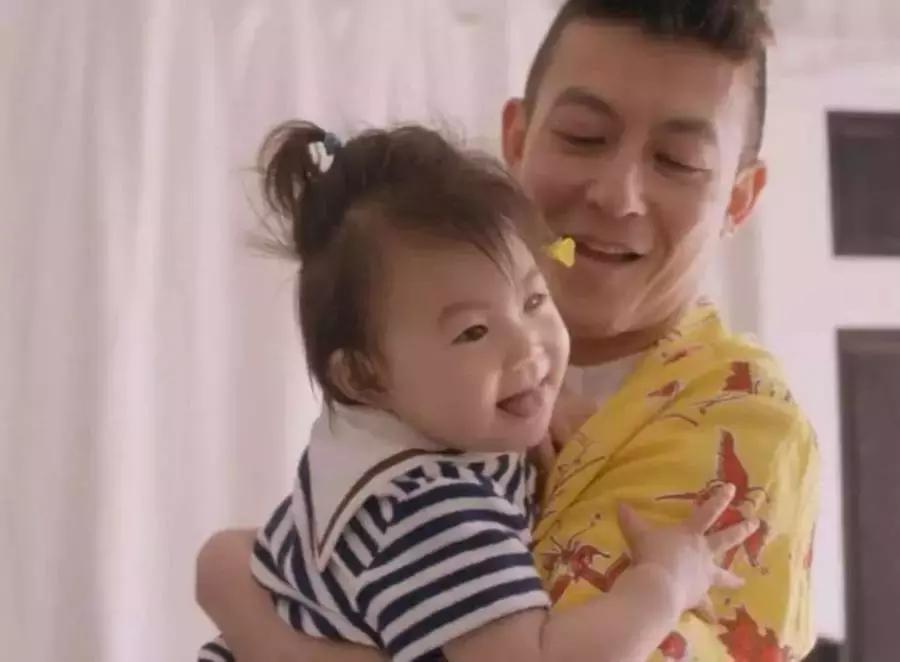 澳女足国脚与妻子喜迎二胎，五年前的幸福家庭再添新丁