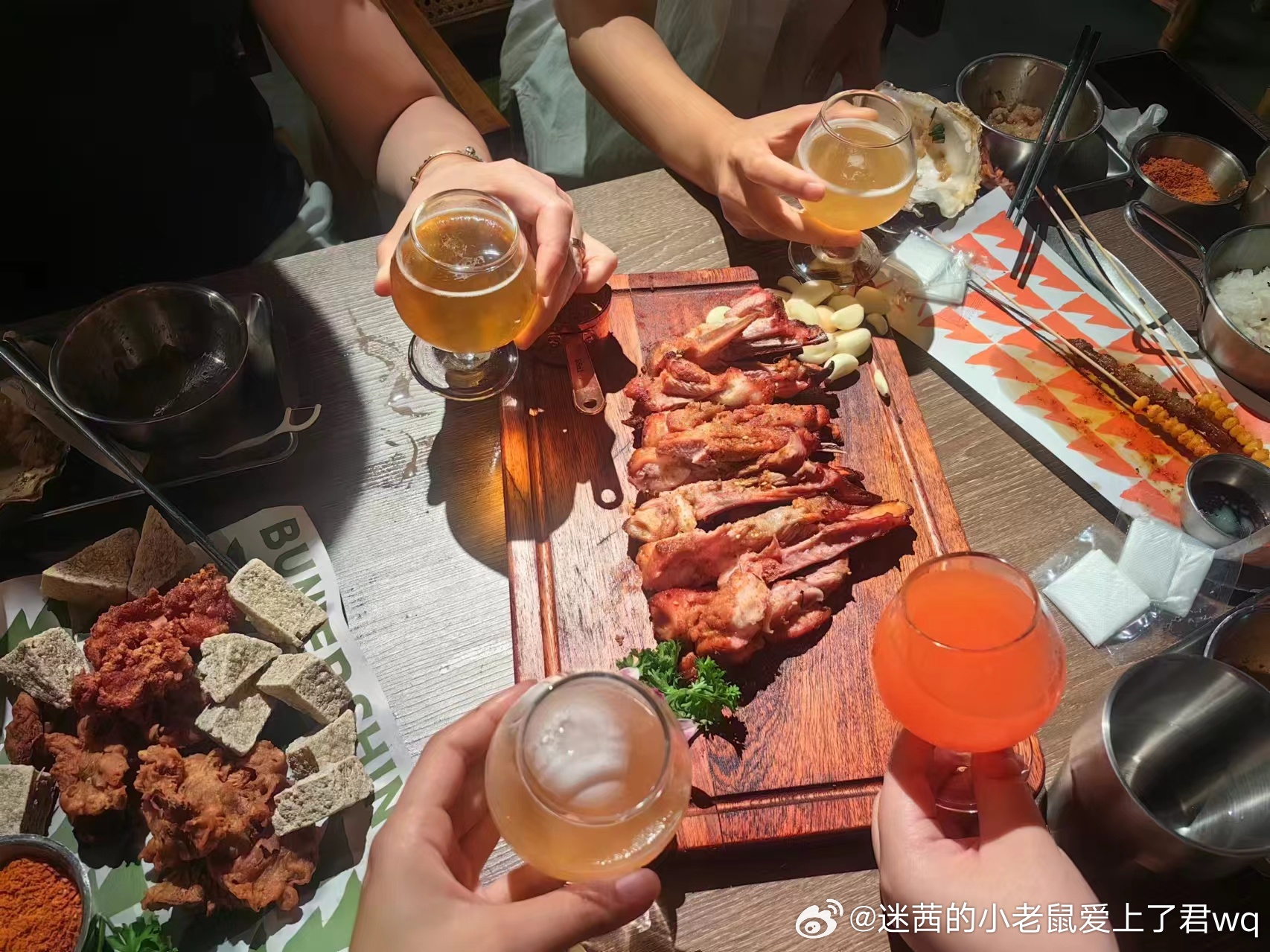 庆祝之夜，老板喜悦，小贝晒照的瞬间