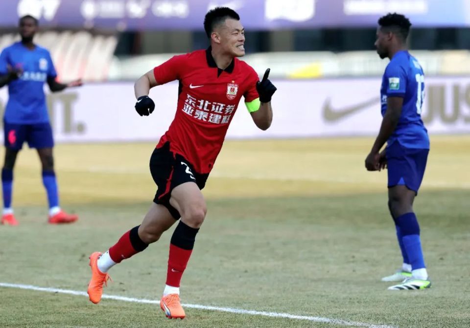 亚泰3-1胜十人梅州，谭龙与徐越神仙球闪耀赛场，中场吊射破门助力首胜
