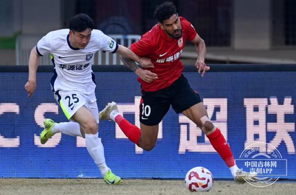 两记神仙球闪耀赛场，亚泰3-1十人梅州豪取六轮首胜——谭龙与徐越中场吊射破门