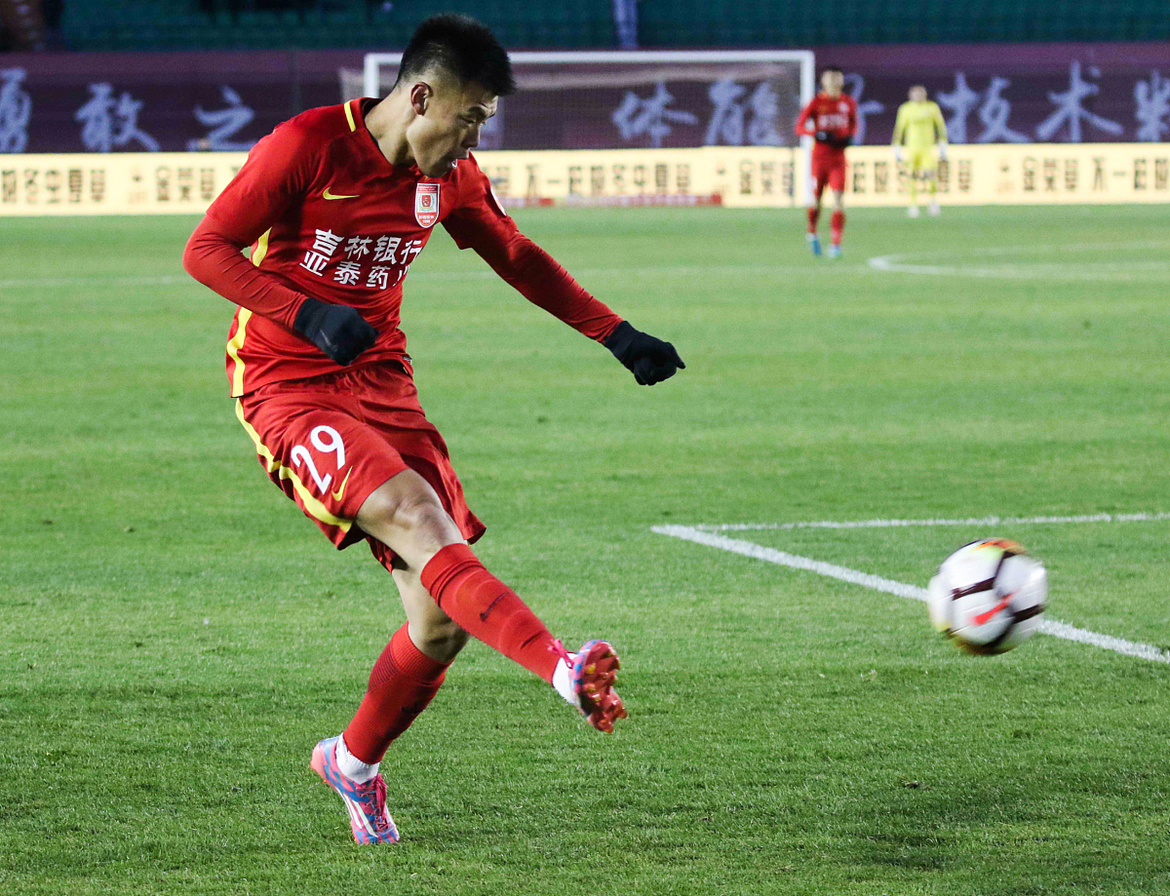 两记神仙球闪耀赛场，亚泰3-1十人梅州豪取六轮首胜——谭龙与徐越中场吊射破门