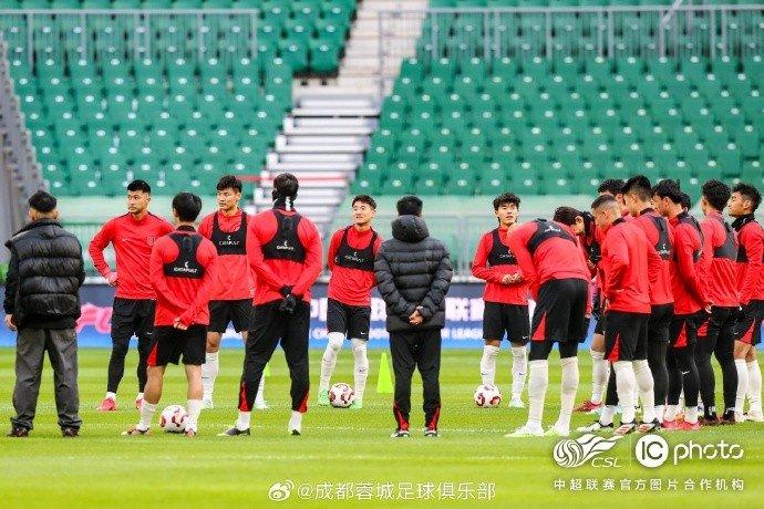 成都蓉城队主教练徐正源与球员古尔芬克尔共赴赛前新闻发布会，期待与实力展现