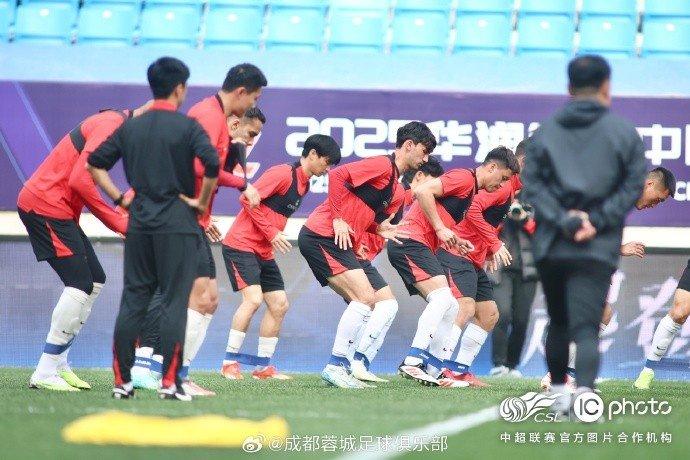 成都蓉城队主教练徐正源与球员古尔芬克尔共赴赛前新闻发布会，期待与实力展现