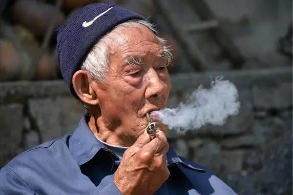 电子烟也是烟！安帅抽电子烟被抓拍，广播提醒球场禁止吸烟