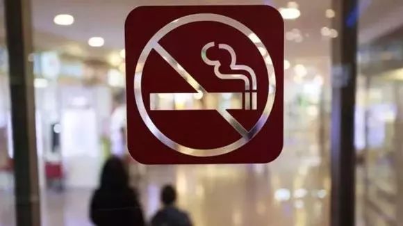 电子烟也是烟！安帅抽电子烟被抓拍，广播提醒球场禁止吸烟