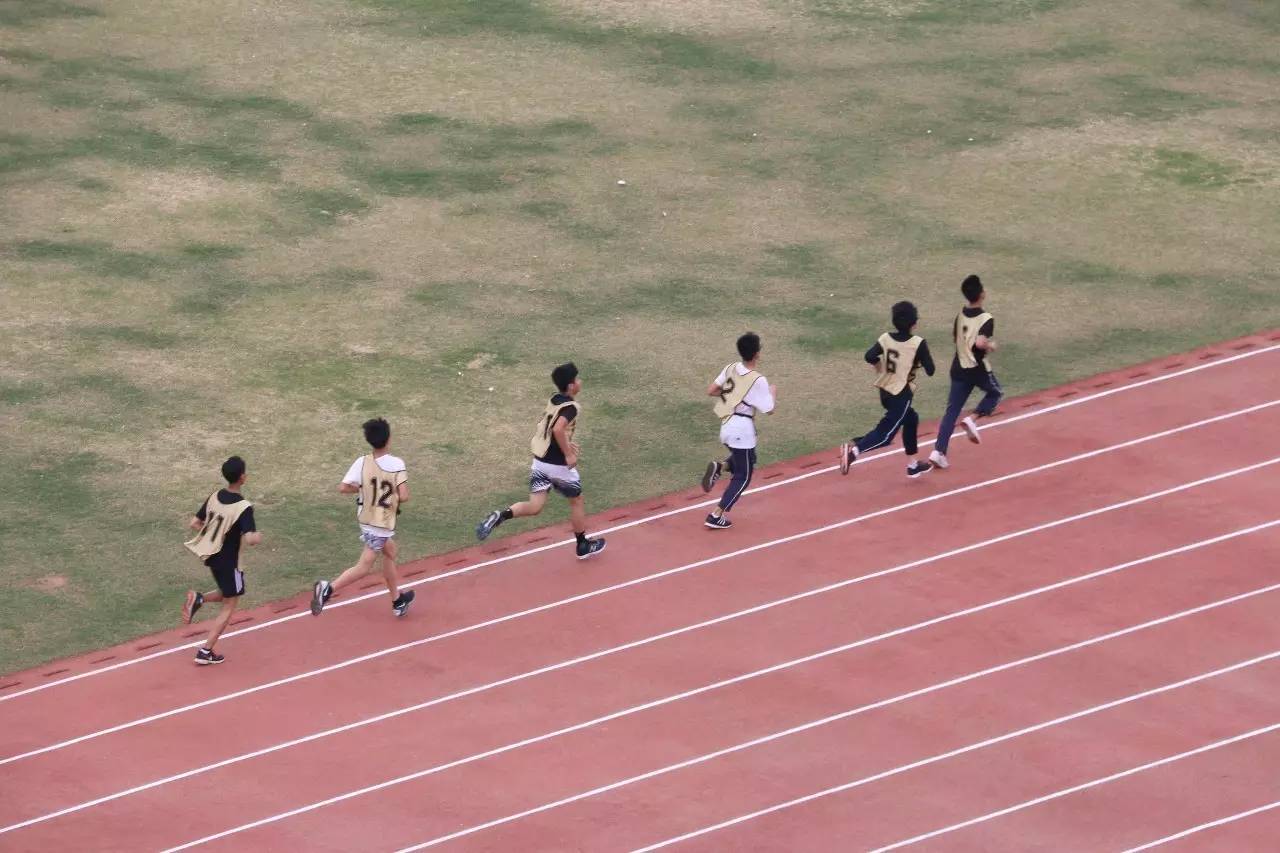 体育学院考试中的跑步挑战