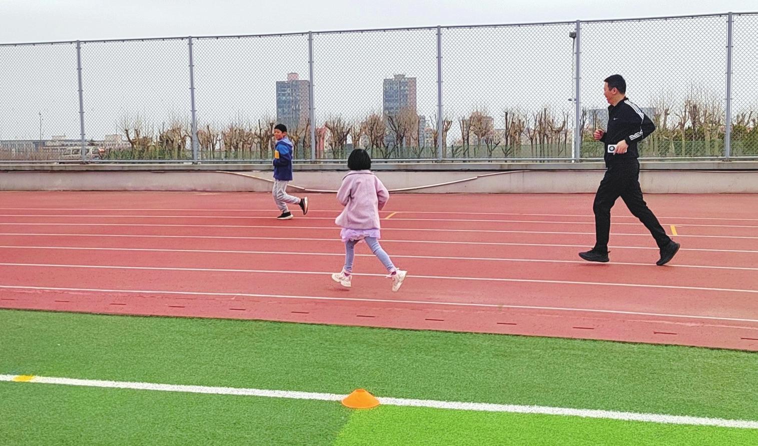 岚山市小学体育场，培育健康未来的摇篮