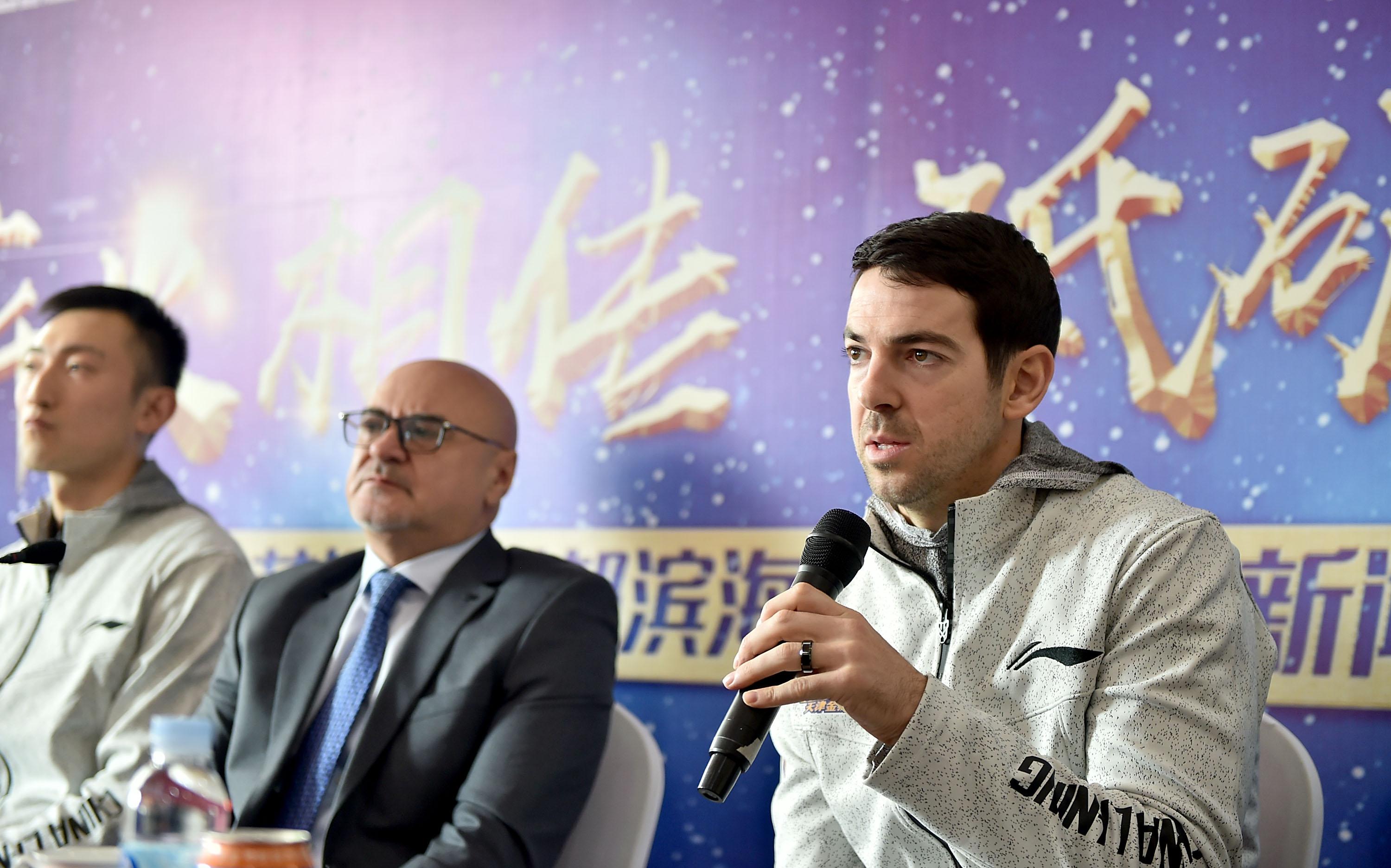 小伙在体育大学打球视频，热血青春的运动风采