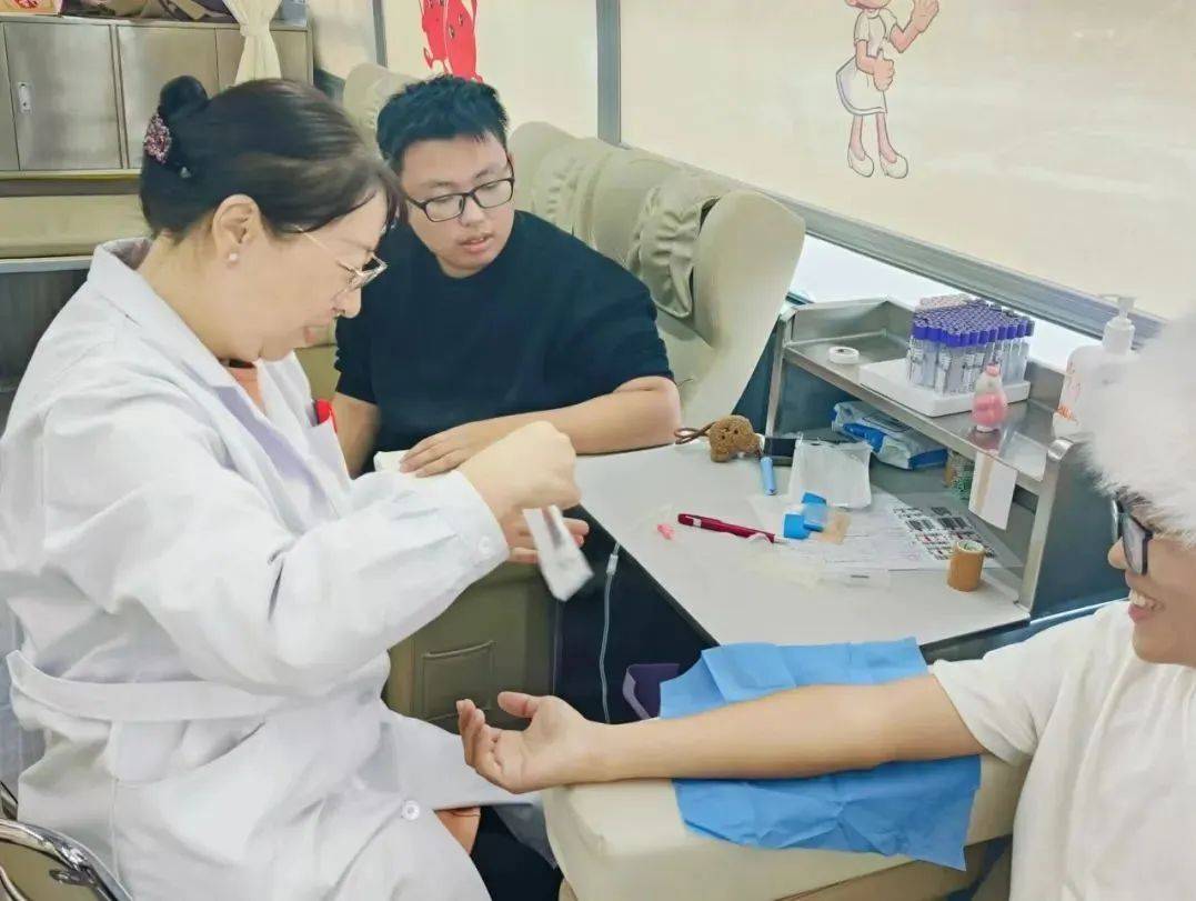 体育老师变身白衣英雄，一次震撼人心的抽血救人瞬间