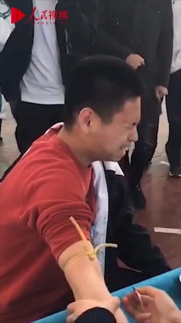 体育老师化身白衣英雄，一次不同寻常的抽血救人视频