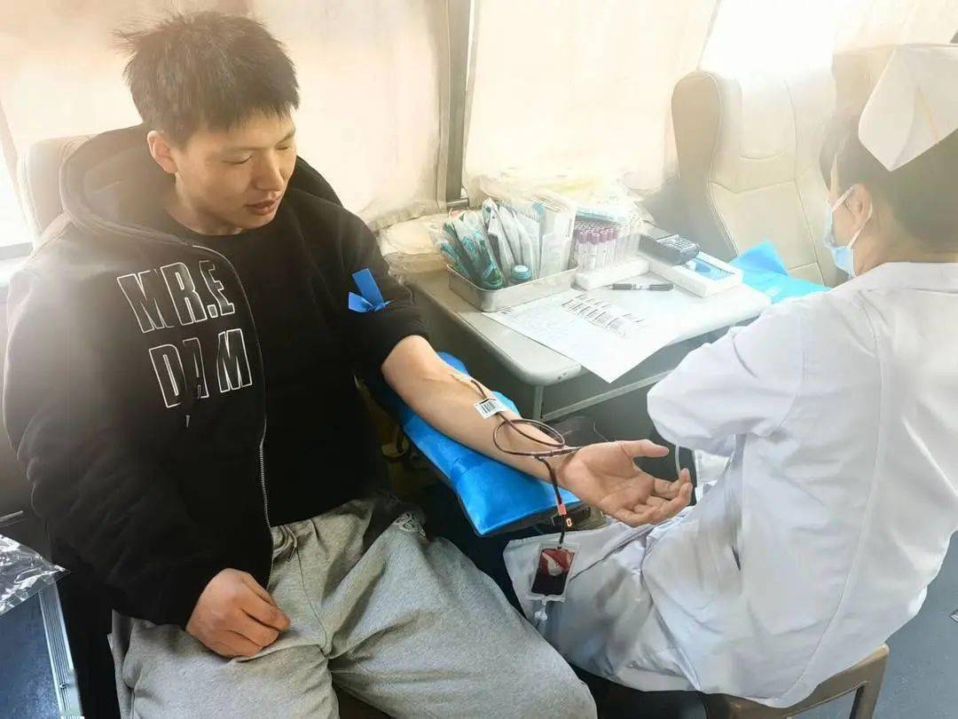 体育老师化身白衣英雄，一次不同寻常的抽血救人视频