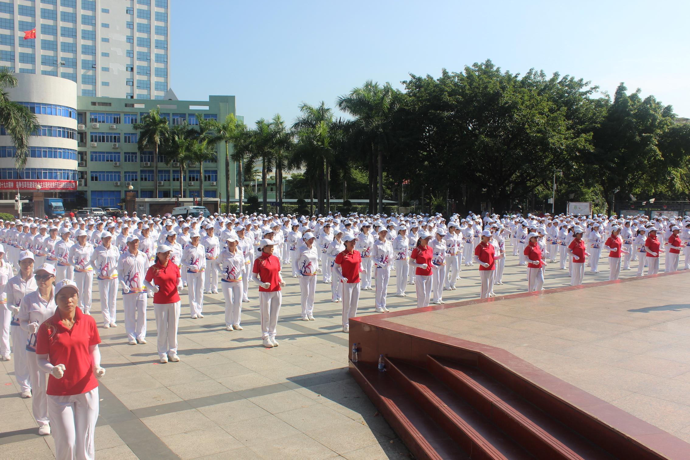 深圳体育设施丰富多样，数量众多，为市民提供了多样化的运动选择和优质的健身环境。本文将详细介绍深圳的体育设施情况，包括各类体育设施的数量、特点以及发展趋势等方面。