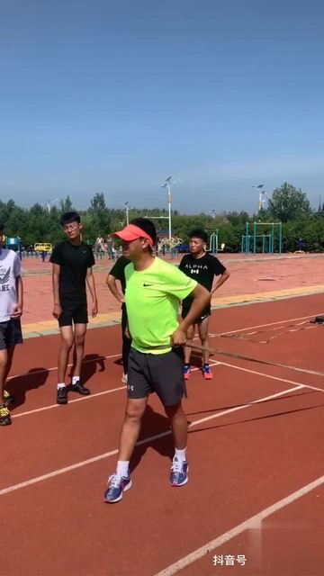 体育生深蹲技巧与训练指南，田径深蹲视频助你提升运动表现