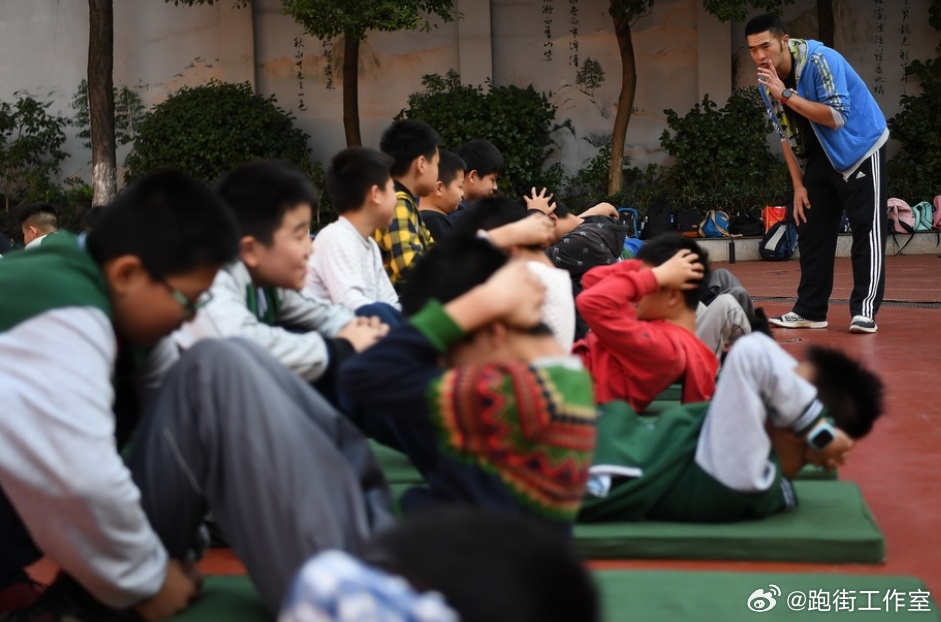 活力校园新风尚，体育课新闻播报引领健康潮流