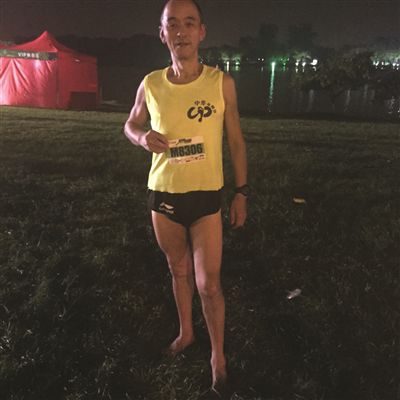 体育生男生光脚走路，独特训练方式与个性展现