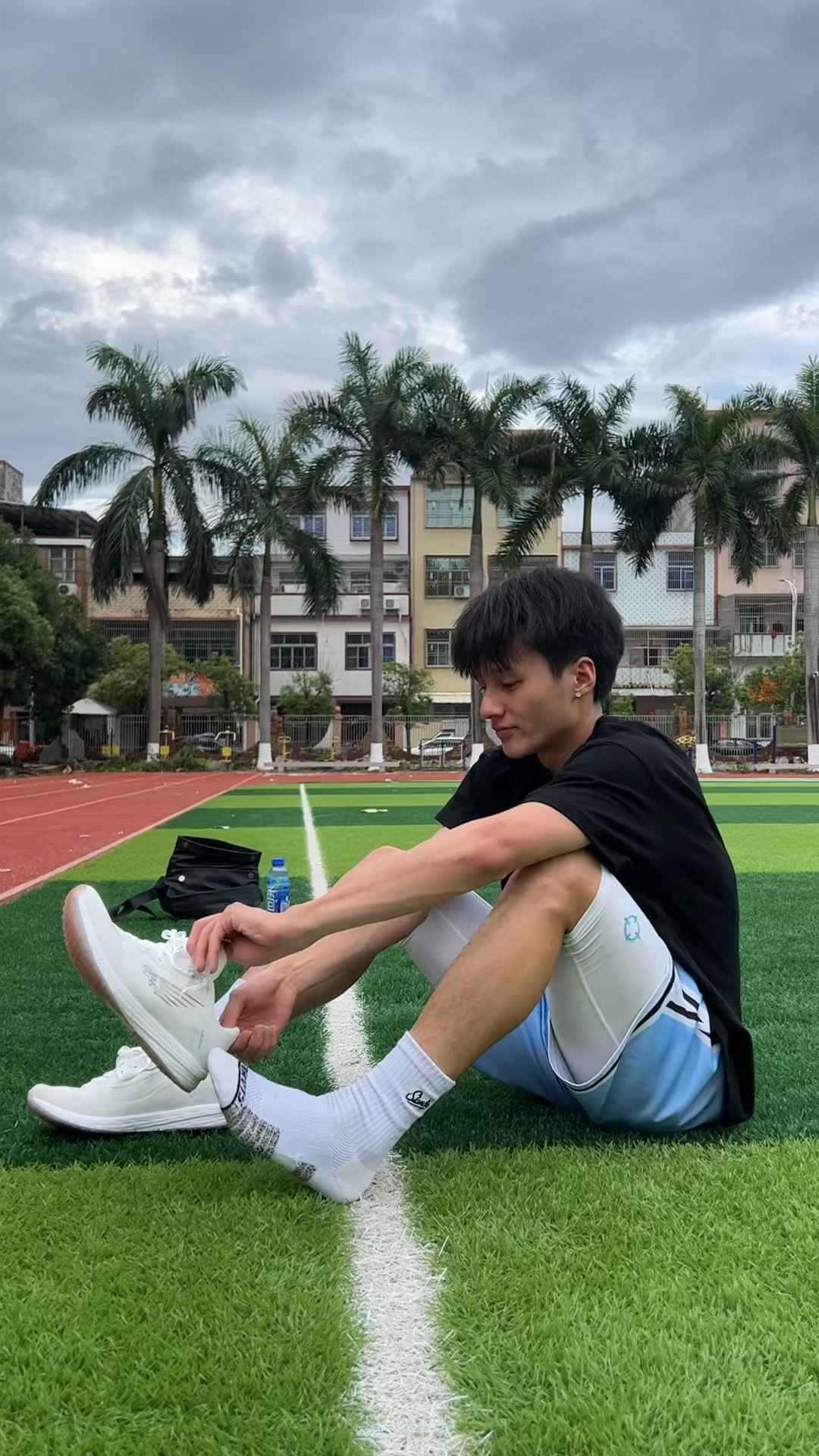 体育生男生光脚走路，一种独特的训练方式与个性表达