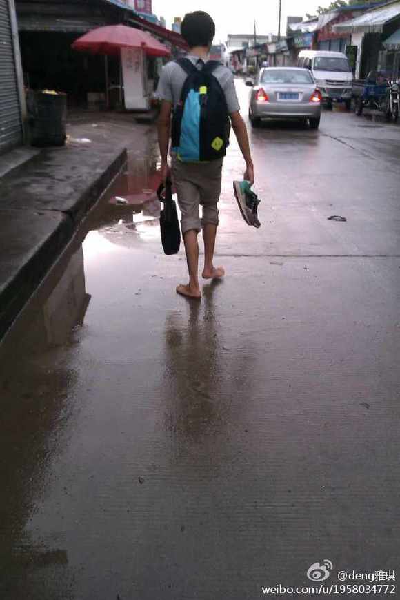 体育生男生光脚走路，一种独特的训练方式与个性表达