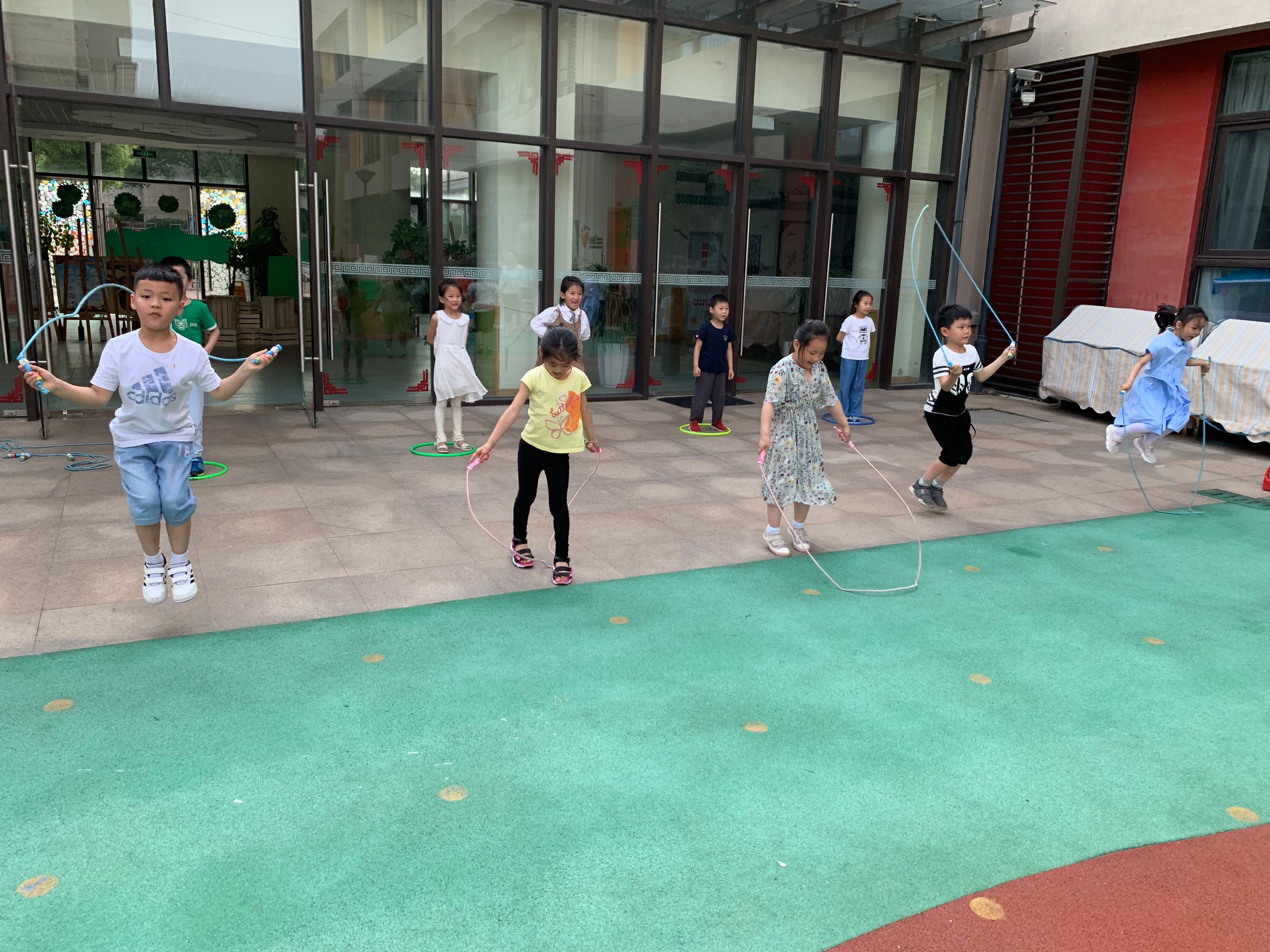 大班绳彩飞扬体育教案