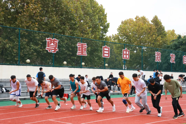武邑中学体育老师贾，激情燃烧的运动领袖与教育先锋