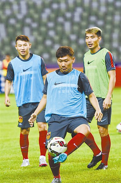 定南赣联主帅刘建业参加教练员培训班，执行教练出席新闻发布会