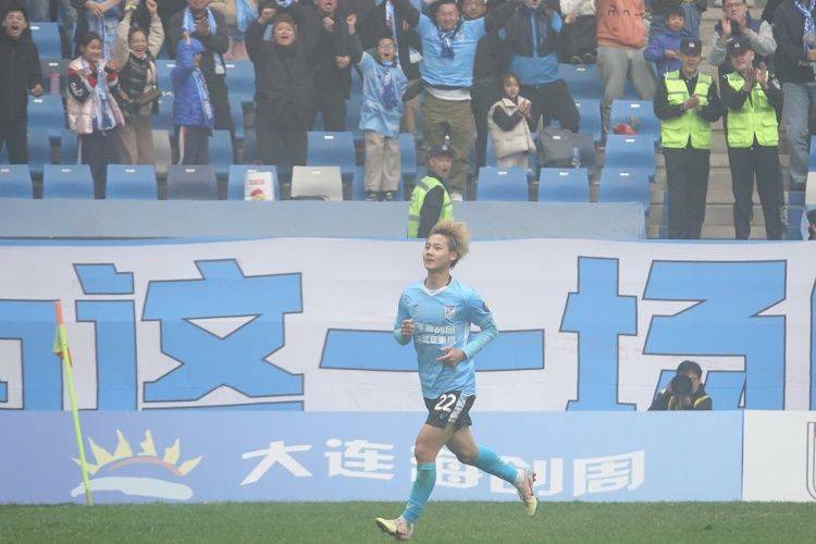 大连英博收获队史中超首胜，三轮全胜，首球悉数收入囊中