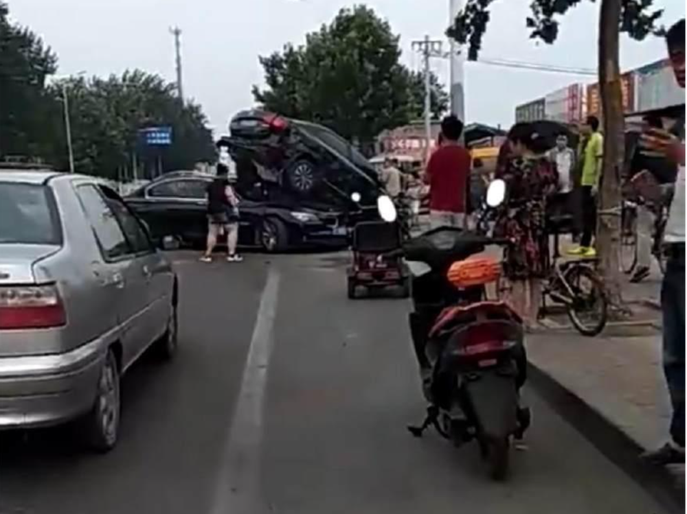 望无大碍，萨尔瓦多遭遇暴力飞铲伤退事件，直播镜头直击医疗车CT检查现场