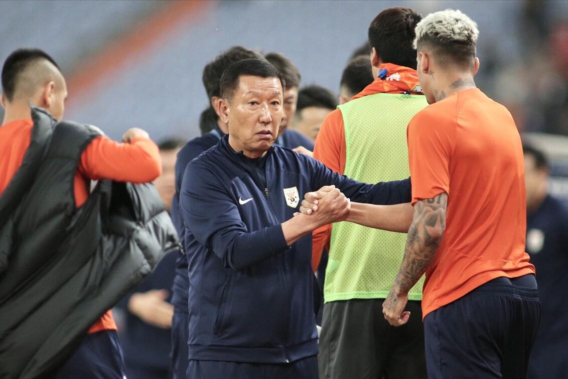 赛场风云，从落后到逆转的喜悦瞬间——崔康熙与他的弟子们的庆祝时刻