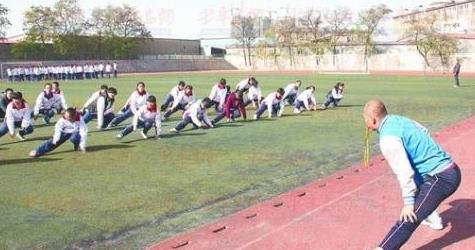 正义小学的体育老师——塑造未来的运动英雄与品格典范